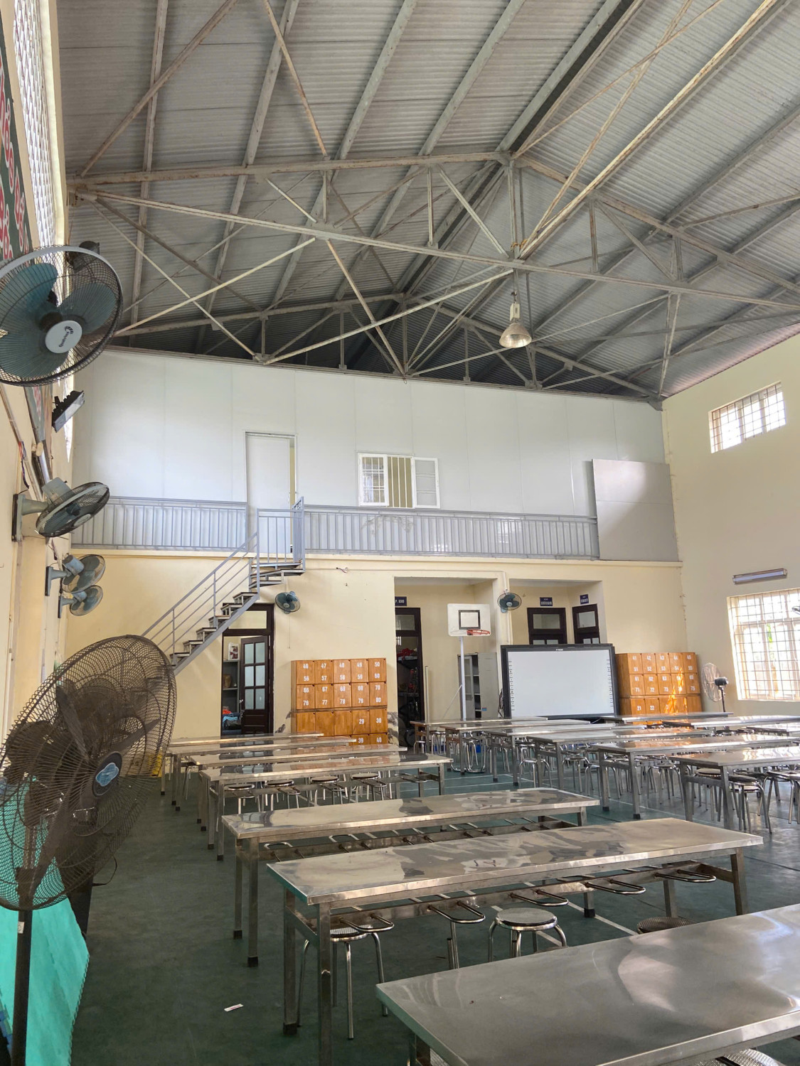 Ảnh khu để xe GV,HS, khu nhà bếp, kho bếp, nhà ăn